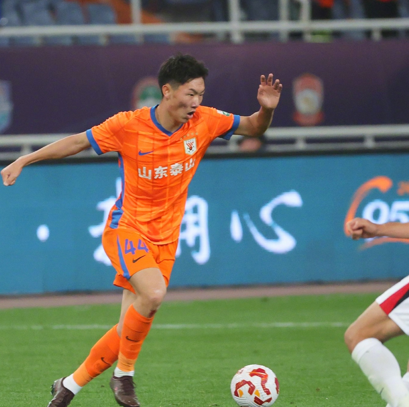 今夜CBA常规赛焦点战，山东泰山迎来里程碑，媒体盛赞，资深球员宣示担当