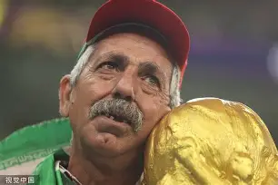 丹佛掘金球迷对恩比德